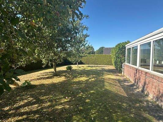 Garten mit Wintergarten