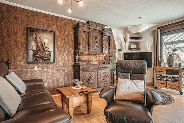 Wohnbereich mit Zugang zur überdachten Terrasse