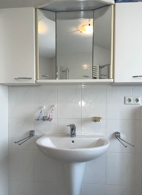 Waschbecken mit Spiegelschrank