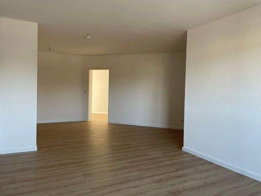 Blick von der Balkontür zum Schlafzimmer