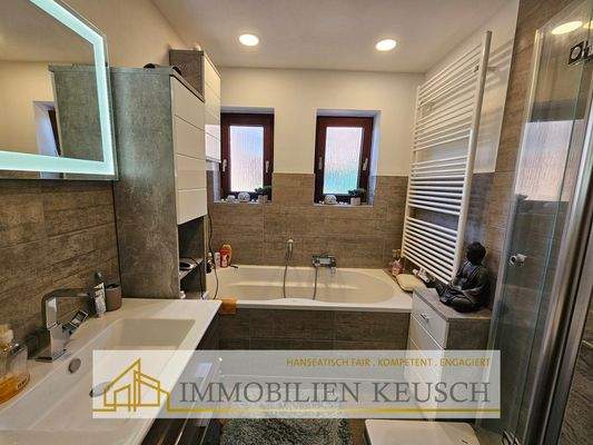 Modernes Dusch- und Wannenbad