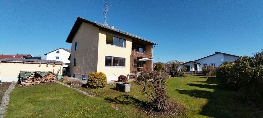 Hausansicht mit Garten