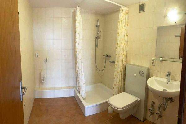 Badezimmer mit Duschkabine