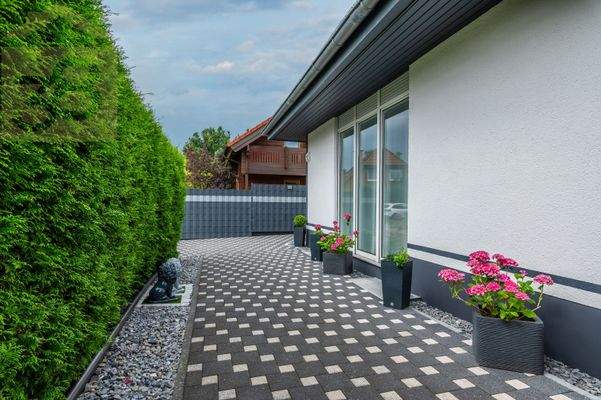 Hausansicht vom Carport zum Eingang