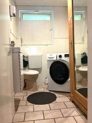 Waschmaschinenraum mit Gäste WC