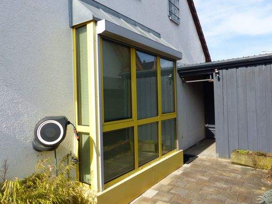 Esszimmerfenster mit elektrischem Rollo