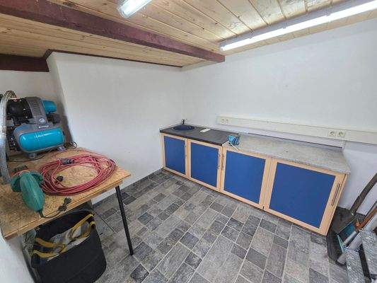 Geräteraum mit Wasserpumpe für Garten