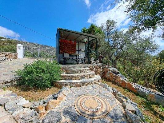 MIT VIDEO: Charmanter, renovierter Bungalow zum Verkauf in Drapanos, Apokoronas