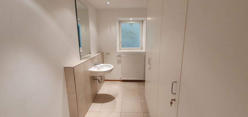 WC 1 inklusive Archivschränke