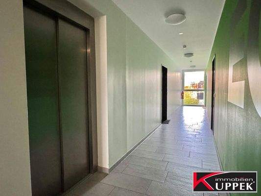 Lift schräg gegenüber Wohnung