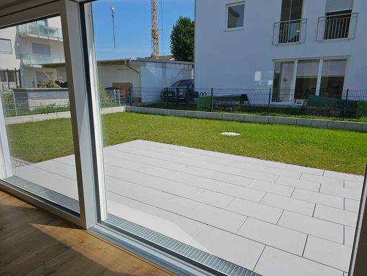 Blick Wohnbereich auf die Terrasse