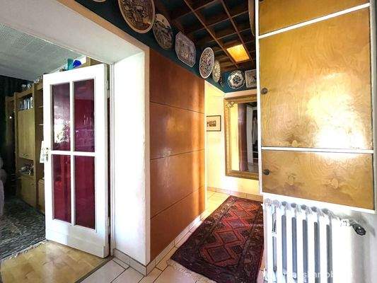 Blick über die Diele mit Einbauschränken