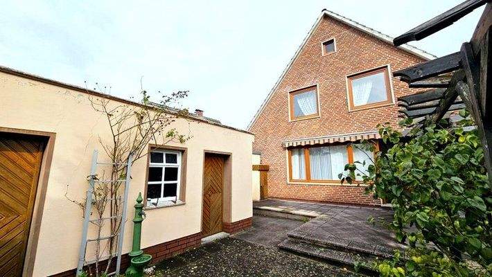 Haus mit Terrasse u. Nebengebäude