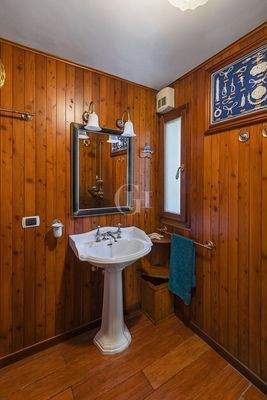 Bad im Erdgeschoss terra