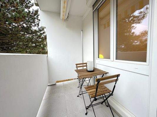 Heller Balkon mit Sitzmöbeln