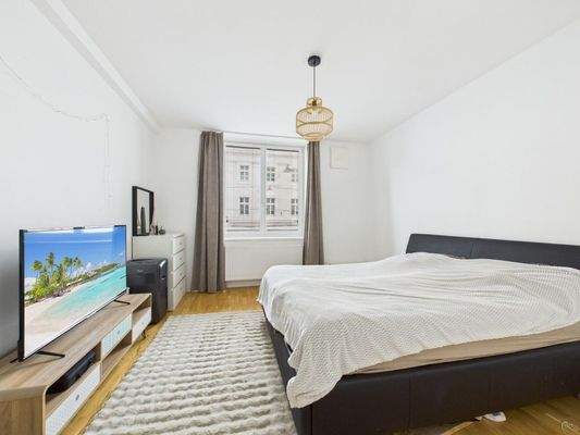 CAM04191G0-PR0061-STILL011