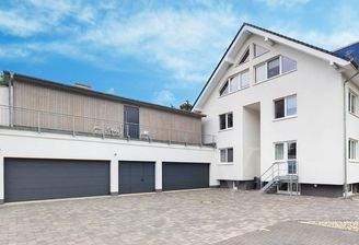 Remise mit großen Arbeits-, Werkstatt- oder Lagerflächen und drei elektr. Sektionaltoren