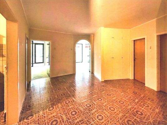 Großer Wohnungsflur mit Einbauschrank