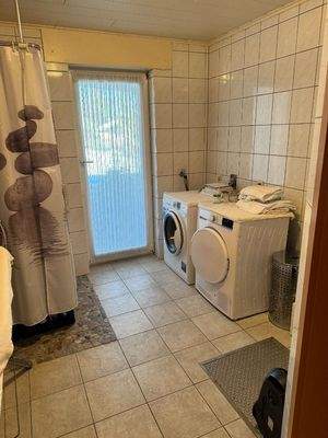 Waschküche mit Dusche