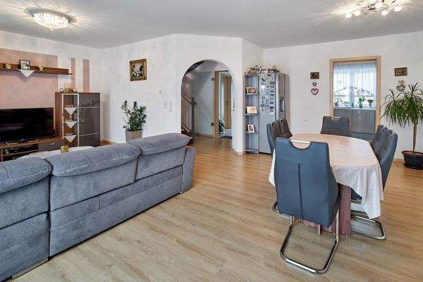 Wohn-/Essbereich mit Blick in die Küche