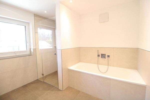 Bad mit Dusche + Badewanne