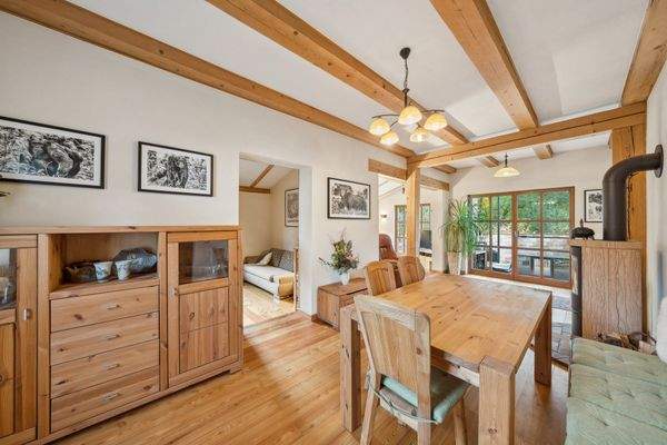 Essbereich mit Blick Richtung Bibliothek