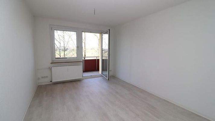 Wohnzimmer mit Balkon