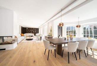 Offener Wohnbereich mit Essplatz im Erker