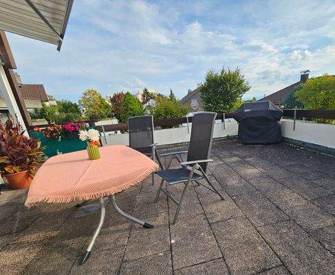 ... die Terrasse ist einmalig, so viel Platz und Möglichkeiten ...