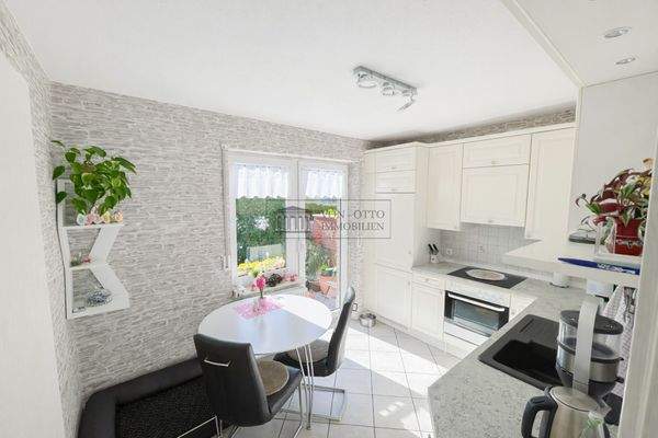 Helle Küche mit modernem Design und Gartenblick