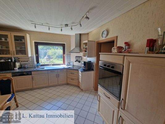 große Wohnküche mit einer Einbauküche