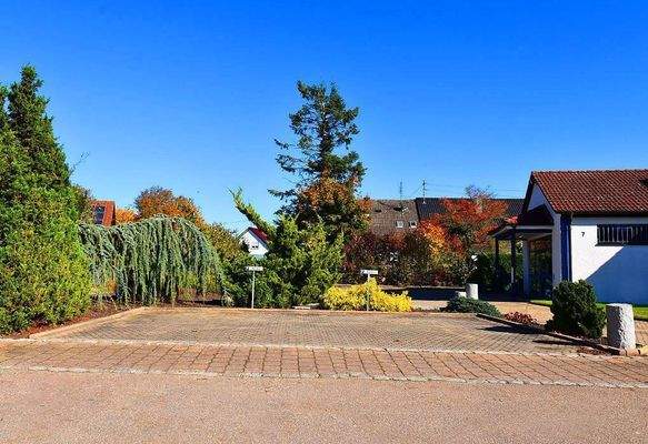 Großzügig gestaltete Park- und Rangierflächen