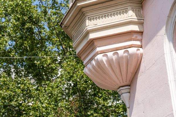 Detailaufnahme des historischen Erkersockels mit klassischer Ornamentik