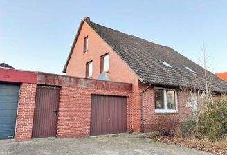 Hausansicht mit Garage und Abstellraum.jpg
