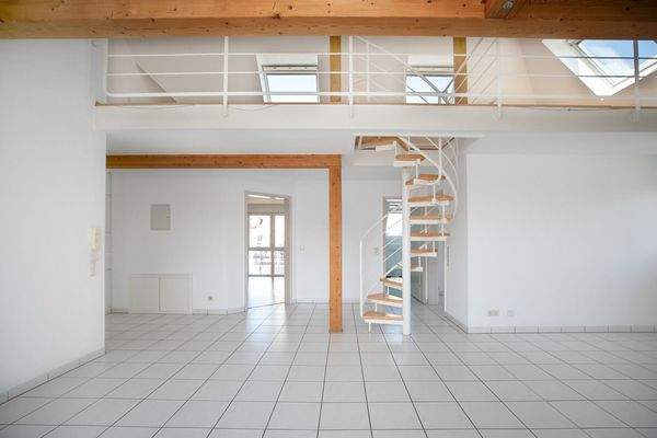 Wohnzimmer mit Galerieaufgang