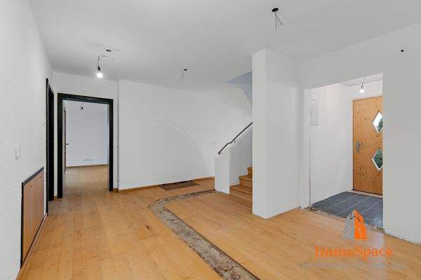 Blick zum Eingangsbereich und zur Diele