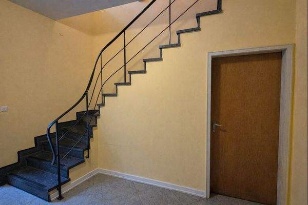 Flur mit Aufgang zu den Wohnungen und Abgang zum Kellergeschoss.png