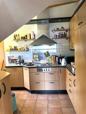 Küche mit Einbauküche im Dachgeschoss