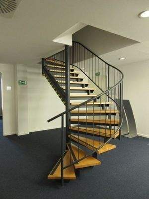 Treppe zur oberen Ebene