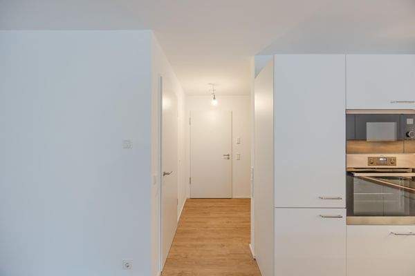 Blick vom Wohnbereich in den Eingangsbereich