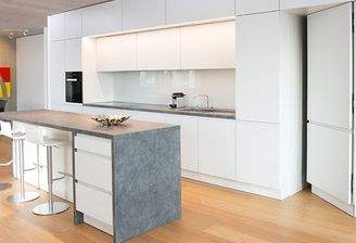 In die Küchenfront intergiert der Zugang zur Speis