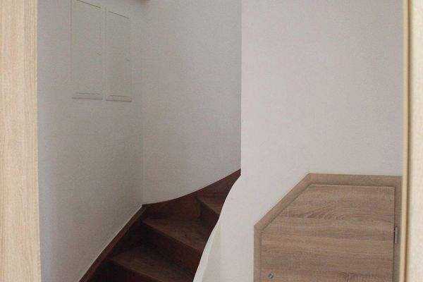 Flur  Treppe ins  OG