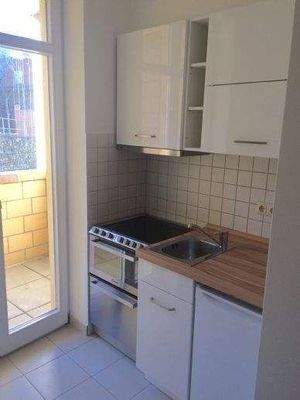 Die Küche mit Blick zum Balkon