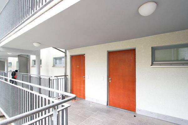 Laubengang und Wohnungstür