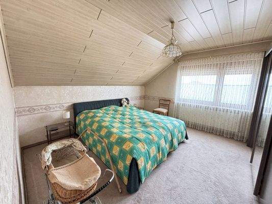 eines der Schlafzimmer DG.jpg