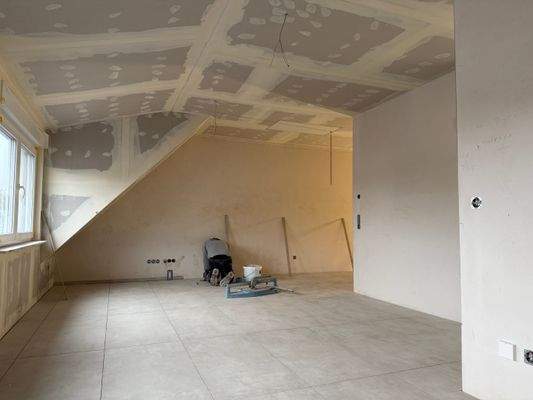 Hier werden gerade Ihre Sockelleisten verlegt!