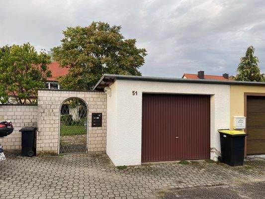Garage mit Eingangstür