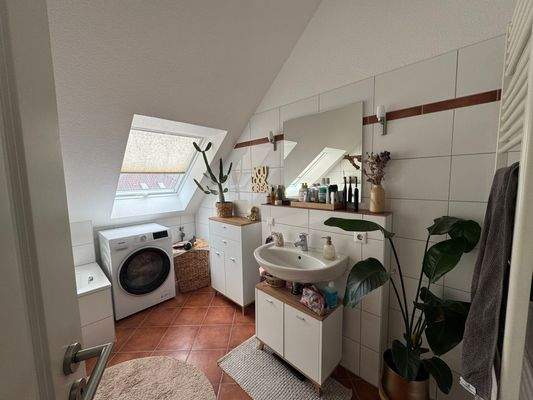 Helles Badezimmer mit Pflanzen