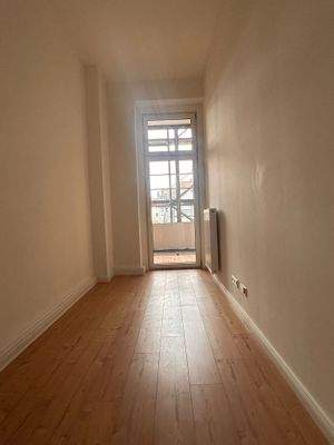 Zimmer mit Ausgang zum Balkon