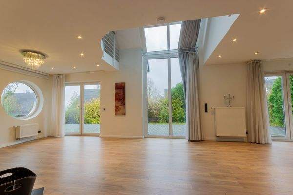 Blick vom Flur in den Wohnbereich